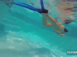 Marvellous امرأة سمراء عاهرة حلوى swims تحت الماء