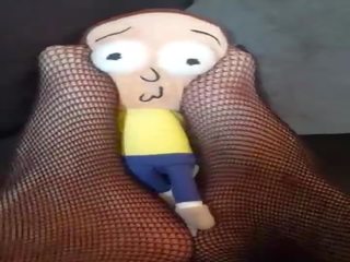 Giantess finds крихітна людина під диван і tramples і crushes його &lpar;morty plush&rpar;