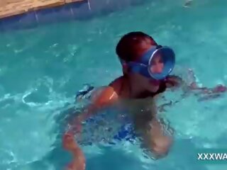 Marvellous 브루 넷의 사람 후커 사탕 swims 수중