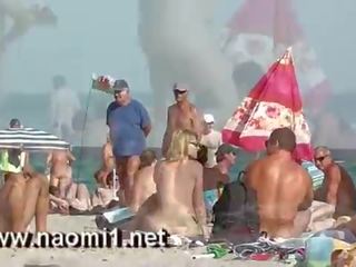 Naomi1 handjob a jauns puisis par a publisks pludmale
