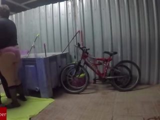 Engrasando לָה bicicleta y el coño דה לָה gorda grabado con cámara oculta gui030